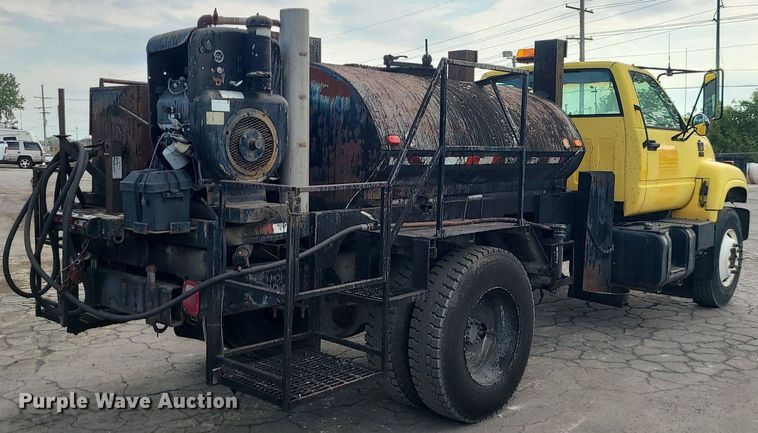 image for item MG9753 2001 GMC C6500  seal coat truck