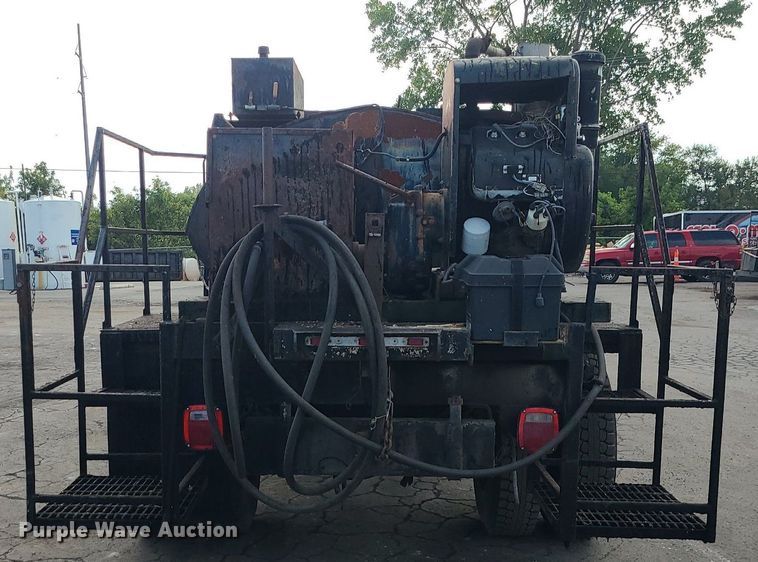 image for item MG9753 2001 GMC C6500  seal coat truck