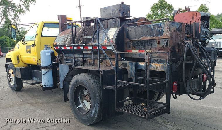 image for item MG9753 2001 GMC C6500  seal coat truck