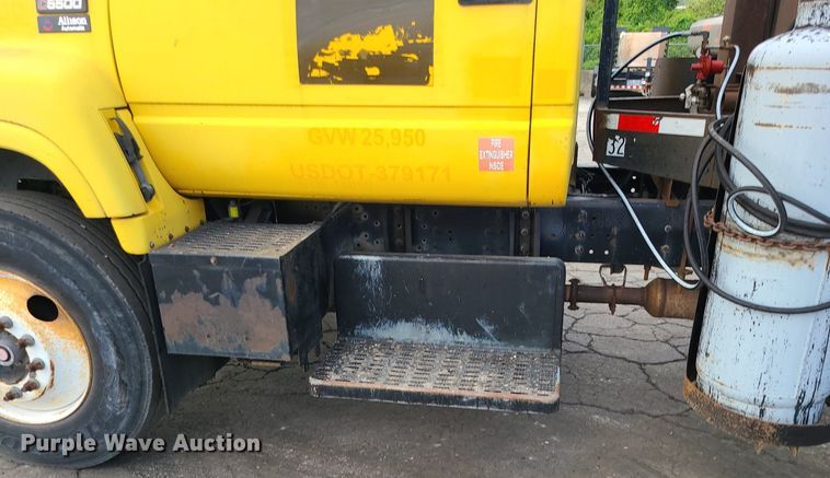 image for item MG9753 2001 GMC C6500  seal coat truck