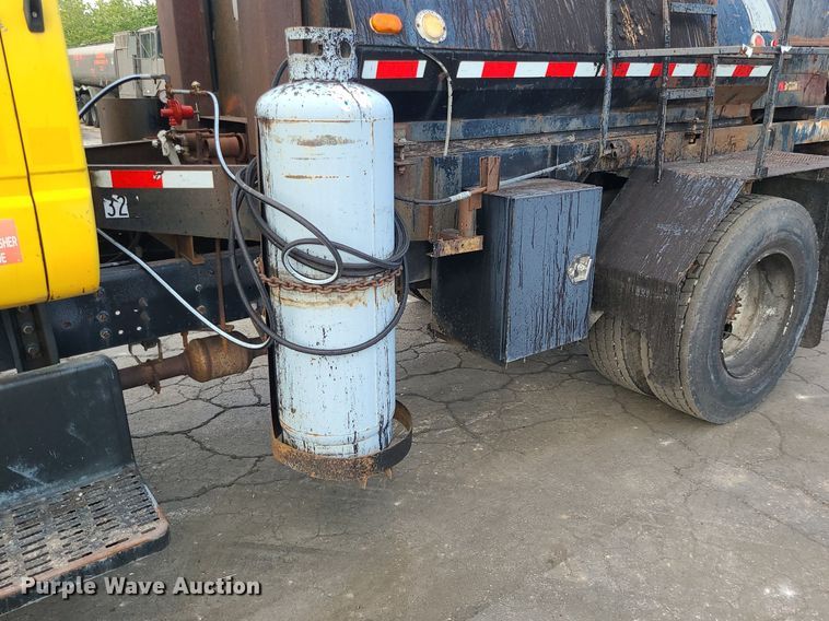 image for item MG9753 2001 GMC C6500  seal coat truck