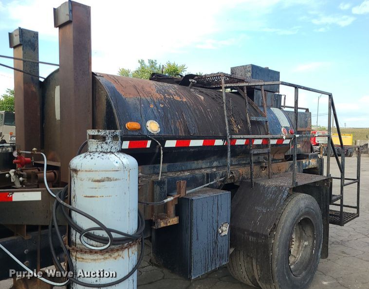 image for item MG9753 2001 GMC C6500  seal coat truck