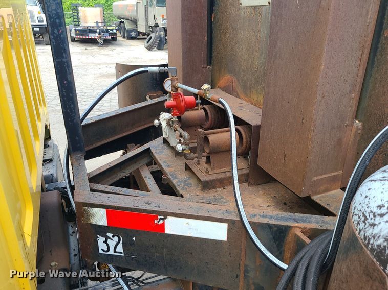 image for item MG9753 2001 GMC C6500  seal coat truck