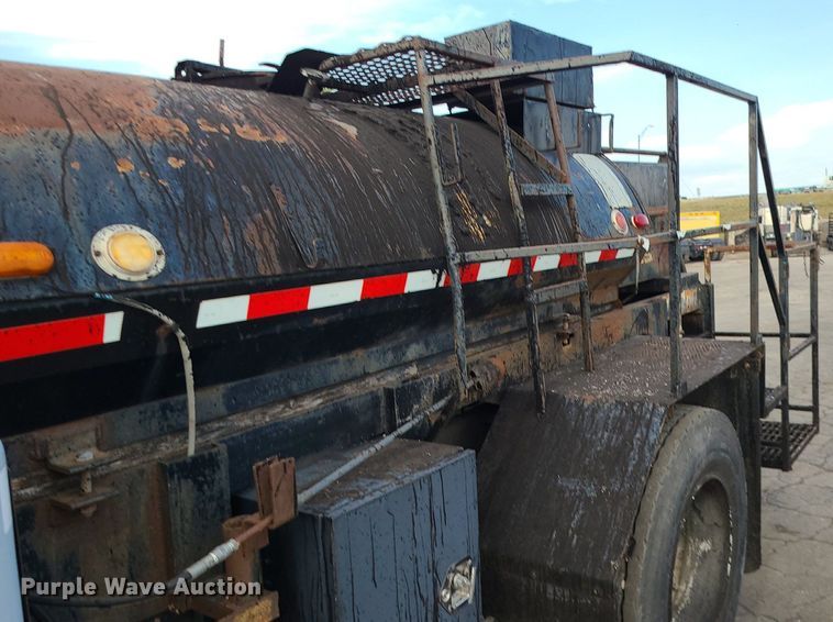 image for item MG9753 2001 GMC C6500  seal coat truck