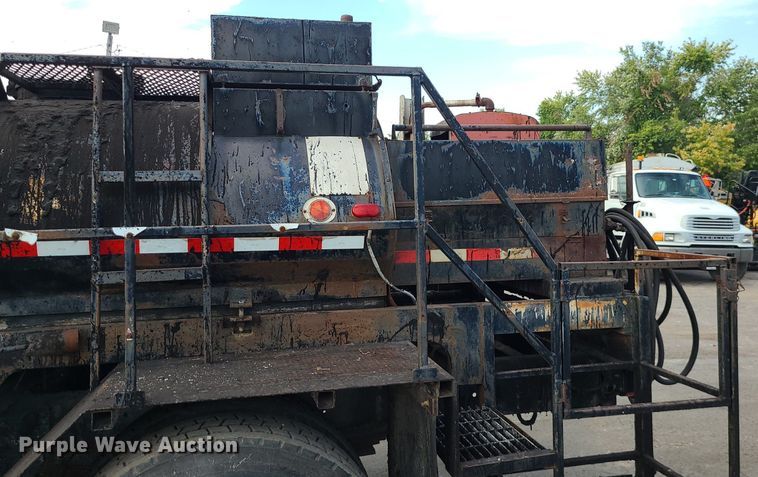 image for item MG9753 2001 GMC C6500  seal coat truck