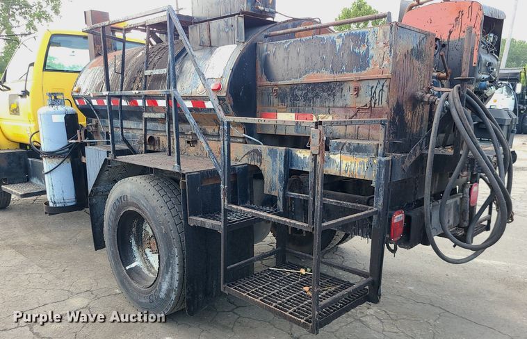 image for item MG9753 2001 GMC C6500  seal coat truck