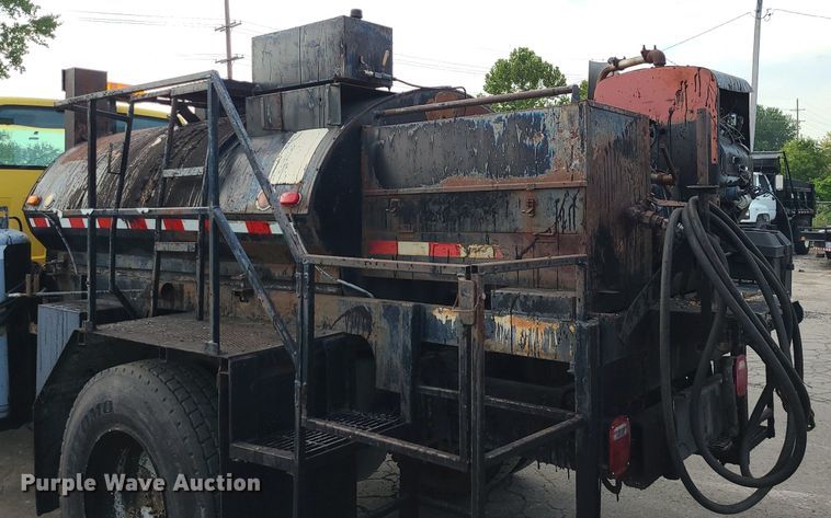 image for item MG9753 2001 GMC C6500  seal coat truck