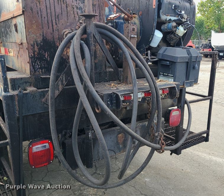 image for item MG9753 2001 GMC C6500  seal coat truck