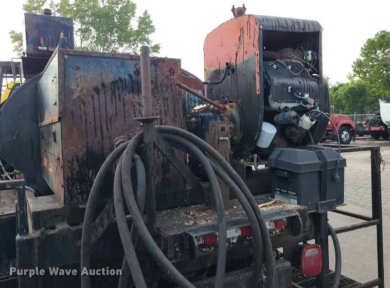 image for item MG9753 2001 GMC C6500  seal coat truck