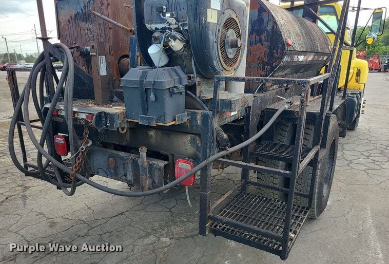 image for item MG9753 2001 GMC C6500  seal coat truck