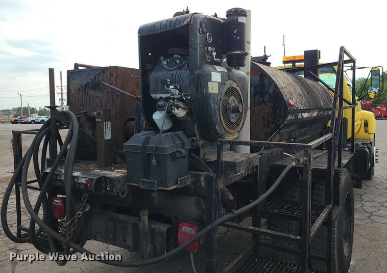 image for item MG9753 2001 GMC C6500  seal coat truck