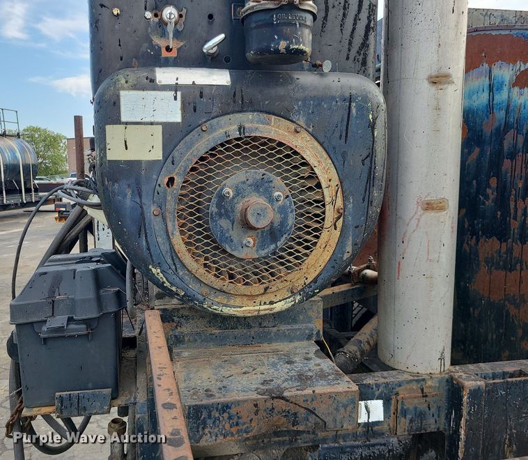 image for item MG9753 2001 GMC C6500  seal coat truck