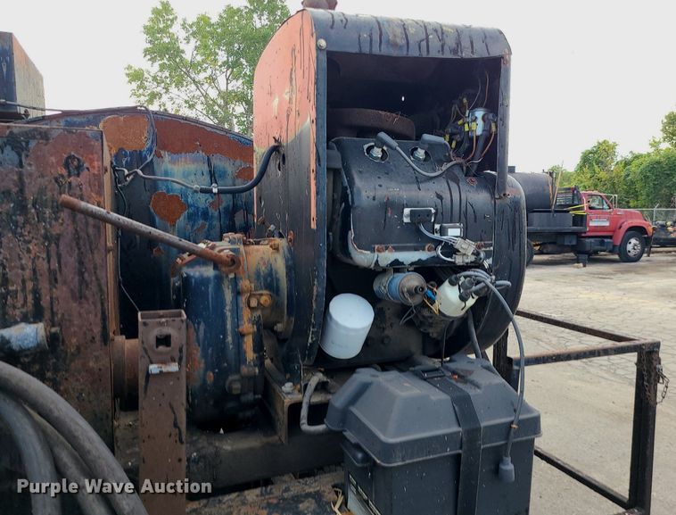 image for item MG9753 2001 GMC C6500  seal coat truck