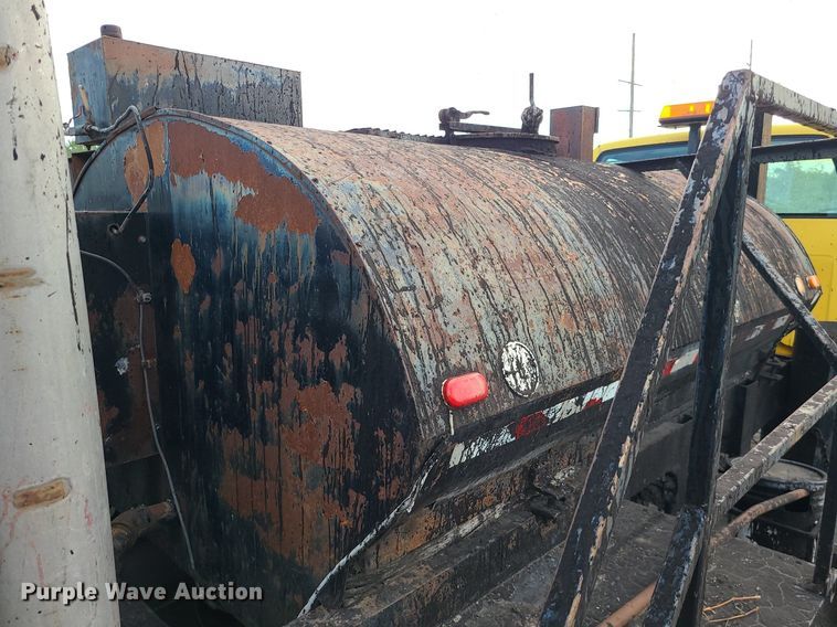 image for item MG9753 2001 GMC C6500  seal coat truck