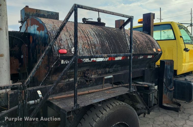 image for item MG9753 2001 GMC C6500  seal coat truck