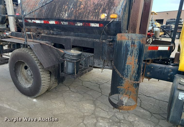 image for item MG9753 2001 GMC C6500  seal coat truck