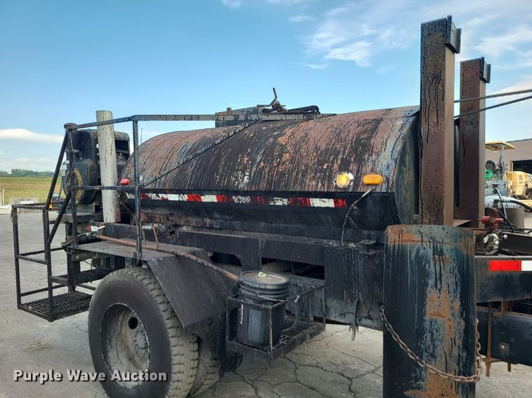 image for item MG9753 2001 GMC C6500  seal coat truck