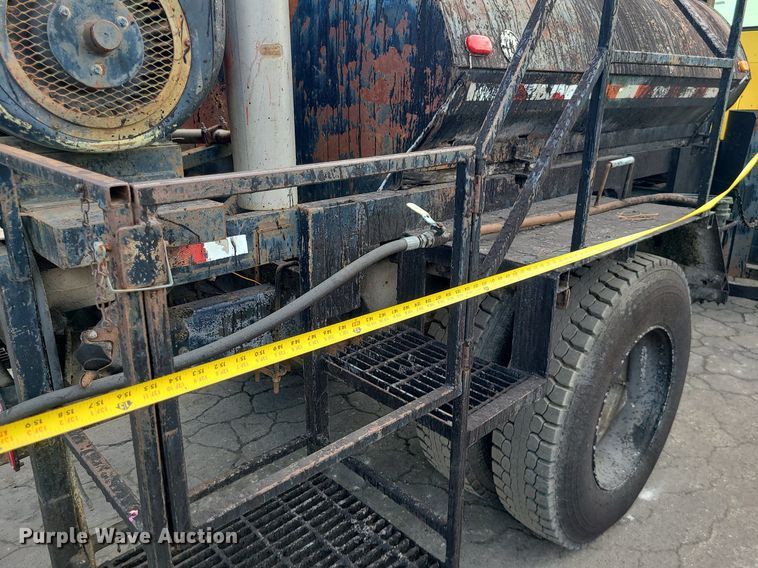 image for item MG9753 2001 GMC C6500  seal coat truck