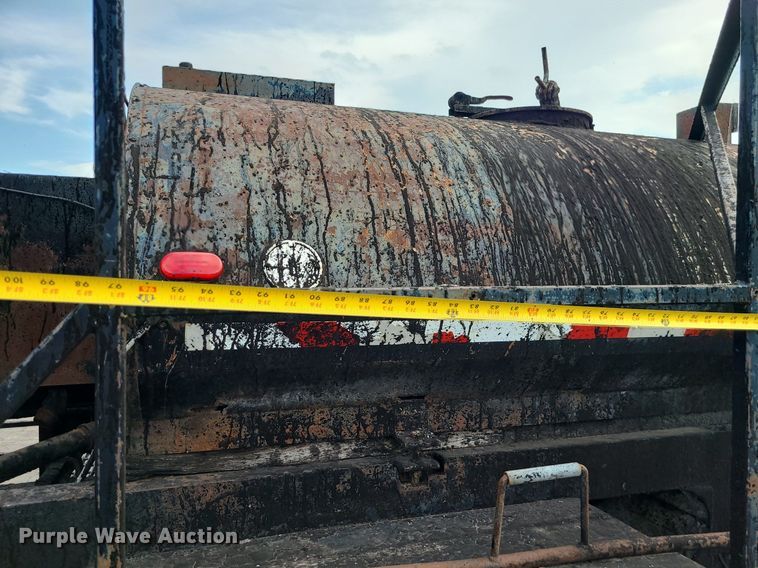 image for item MG9753 2001 GMC C6500  seal coat truck