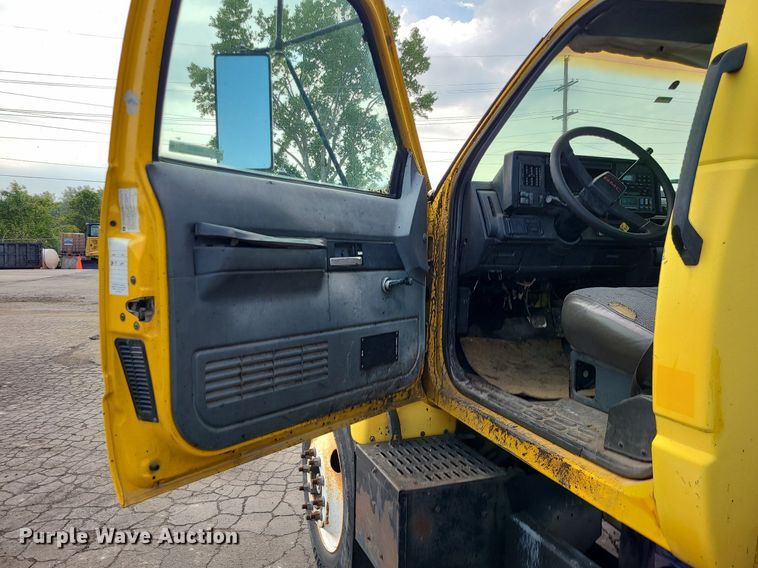 image for item MG9753 2001 GMC C6500  seal coat truck