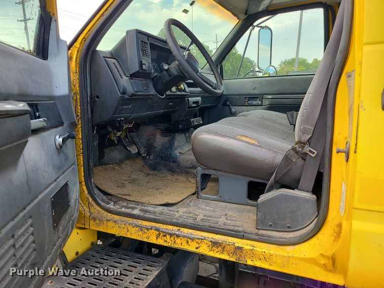 image for item MG9753 2001 GMC C6500  seal coat truck