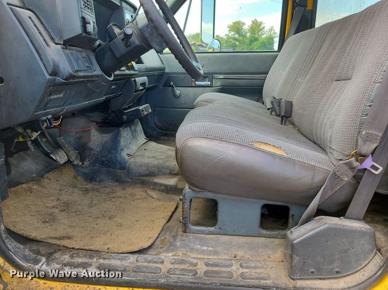 image for item MG9753 2001 GMC C6500  seal coat truck