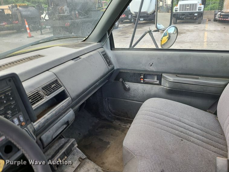 image for item MG9753 2001 GMC C6500  seal coat truck