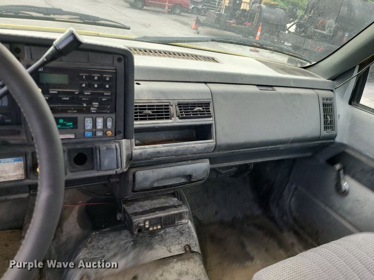 image for item MG9753 2001 GMC C6500  seal coat truck