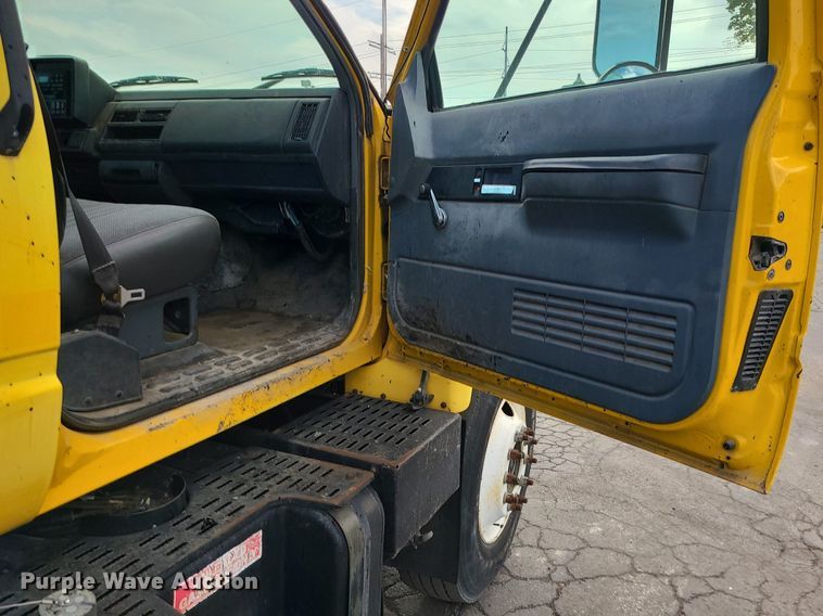 image for item MG9753 2001 GMC C6500  seal coat truck