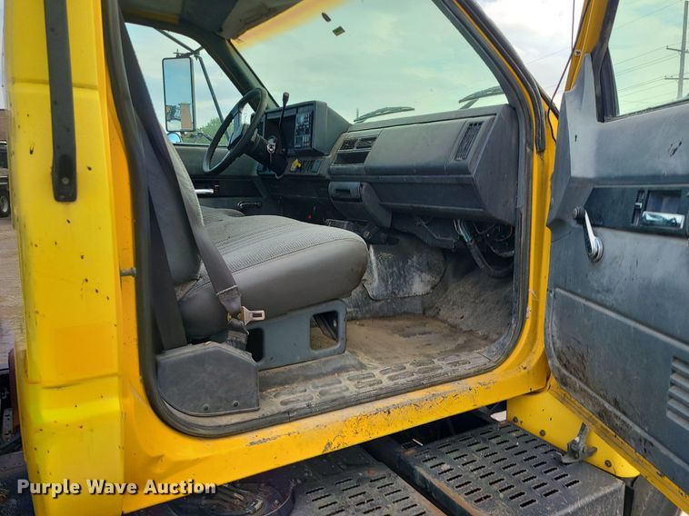 image for item MG9753 2001 GMC C6500  seal coat truck