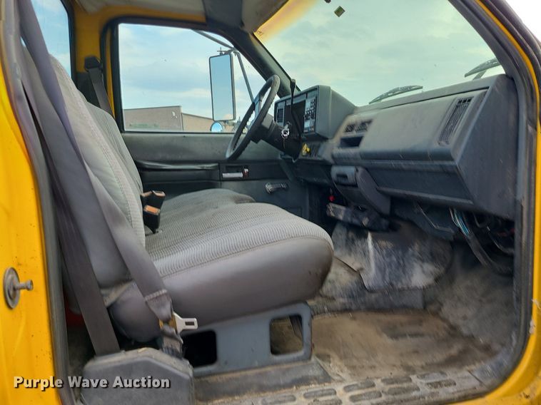 image for item MG9753 2001 GMC C6500  seal coat truck