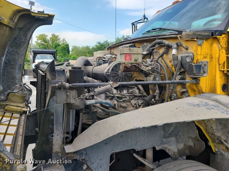 image for item MG9753 2001 GMC C6500  seal coat truck