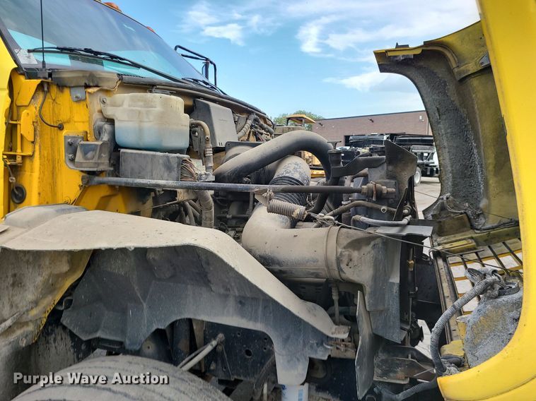 image for item MG9753 2001 GMC C6500  seal coat truck