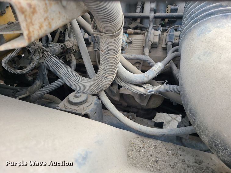 image for item MG9753 2001 GMC C6500  seal coat truck