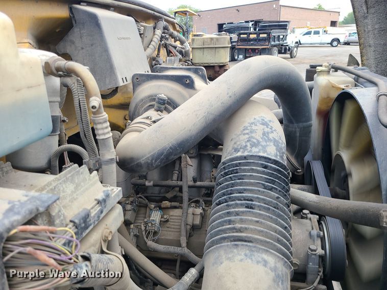 image for item MG9753 2001 GMC C6500  seal coat truck