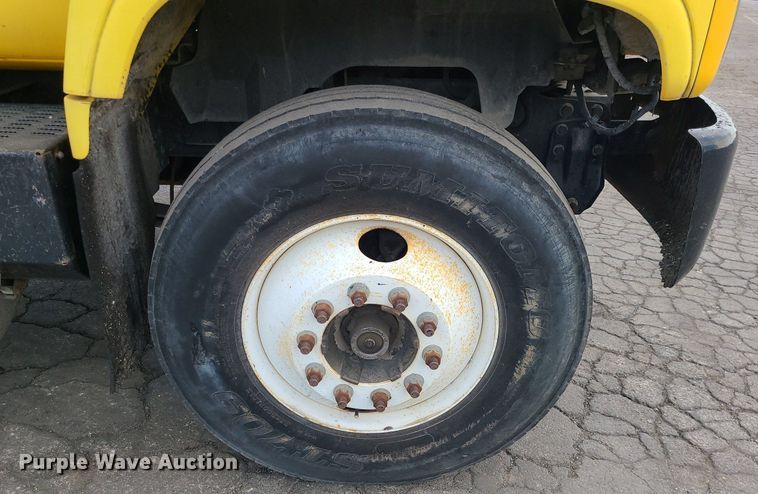 image for item MG9753 2001 GMC C6500  seal coat truck