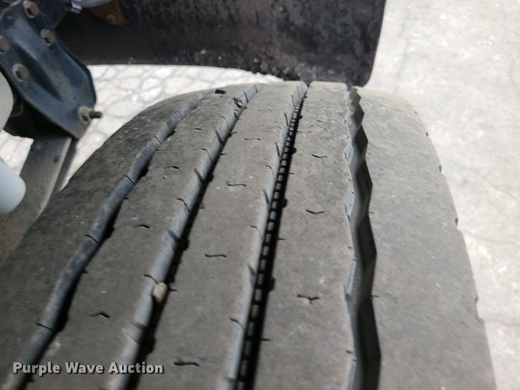 image for item MG9753 2001 GMC C6500  seal coat truck