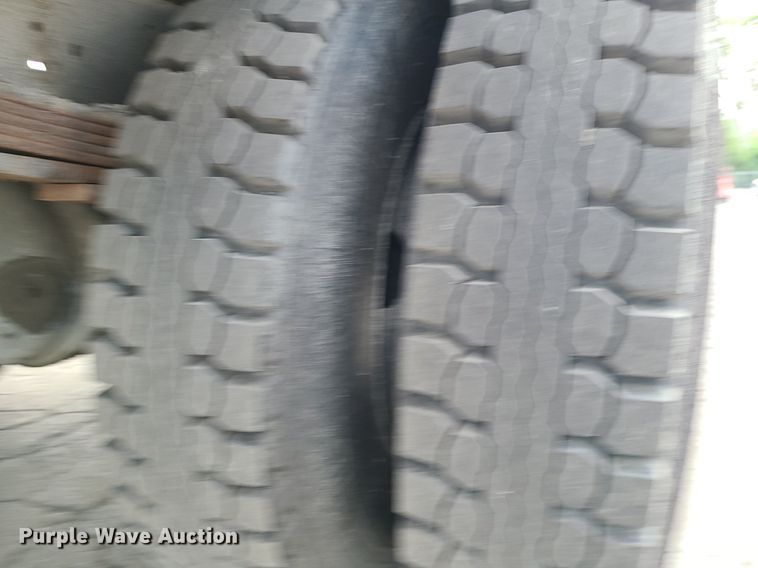 image for item MG9753 2001 GMC C6500  seal coat truck