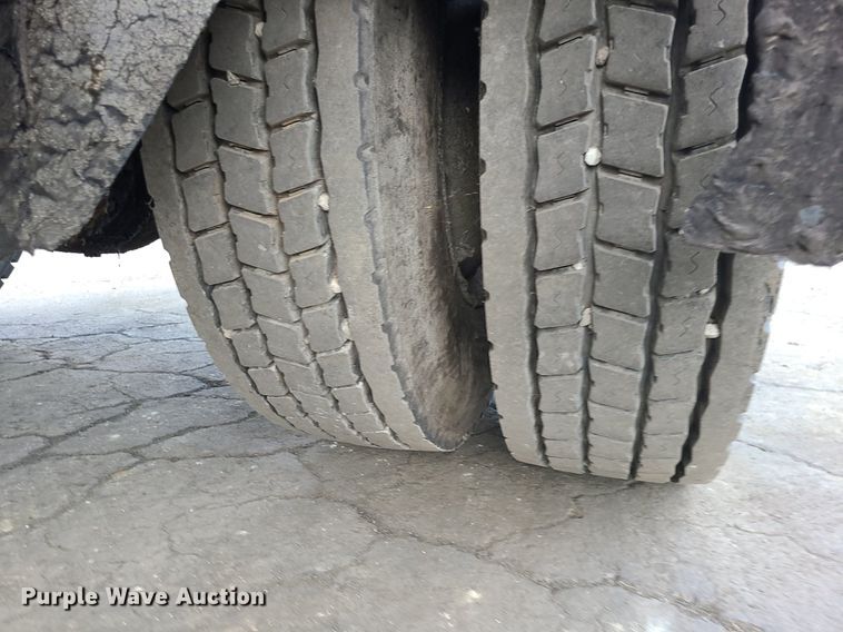 image for item MG9753 2001 GMC C6500  seal coat truck