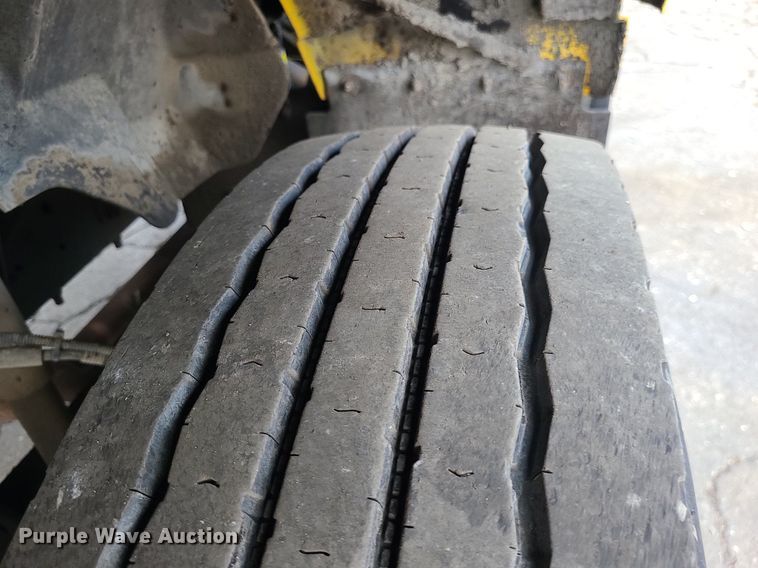 image for item MG9753 2001 GMC C6500  seal coat truck