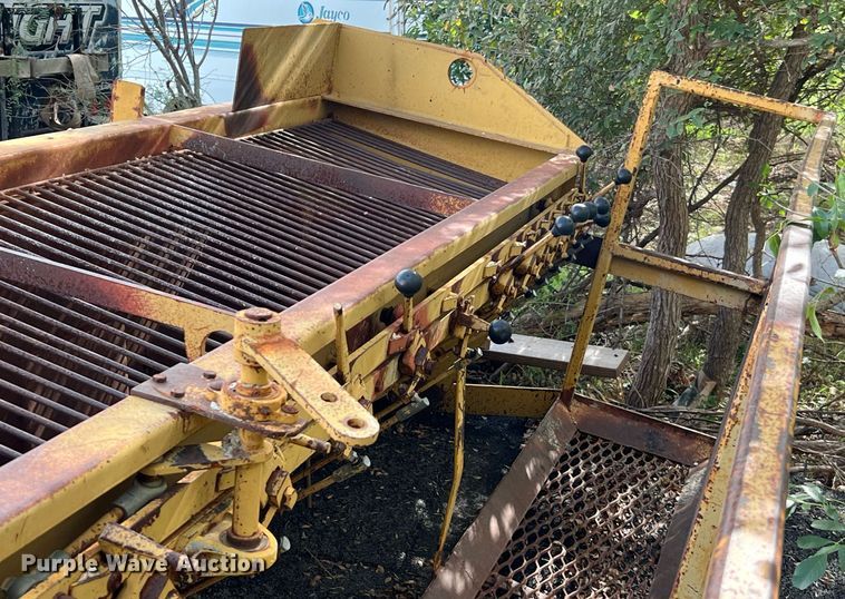 image for item MH9947 Etnyre  chip spreader