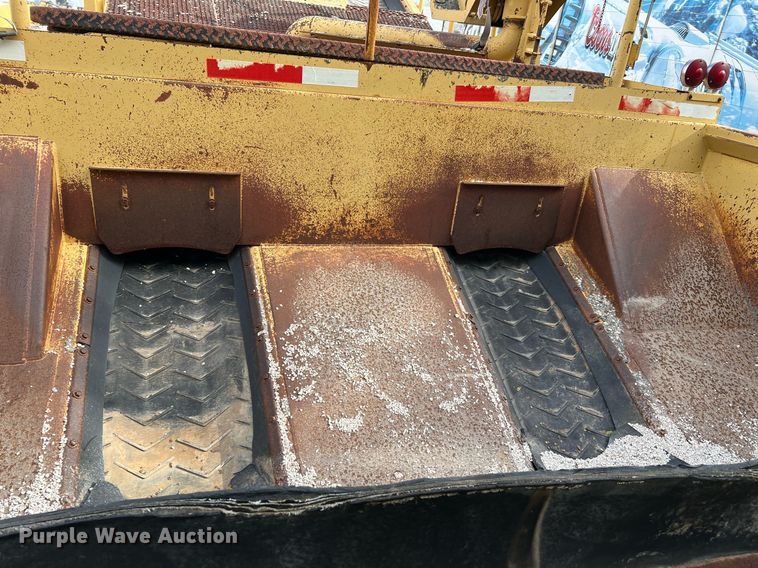 image for item MH9947 Etnyre  chip spreader