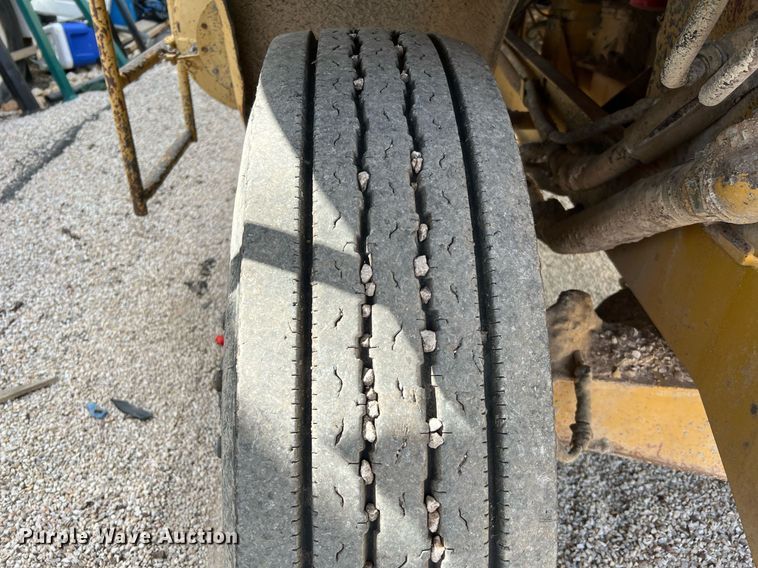 image for item MH9947 Etnyre  chip spreader