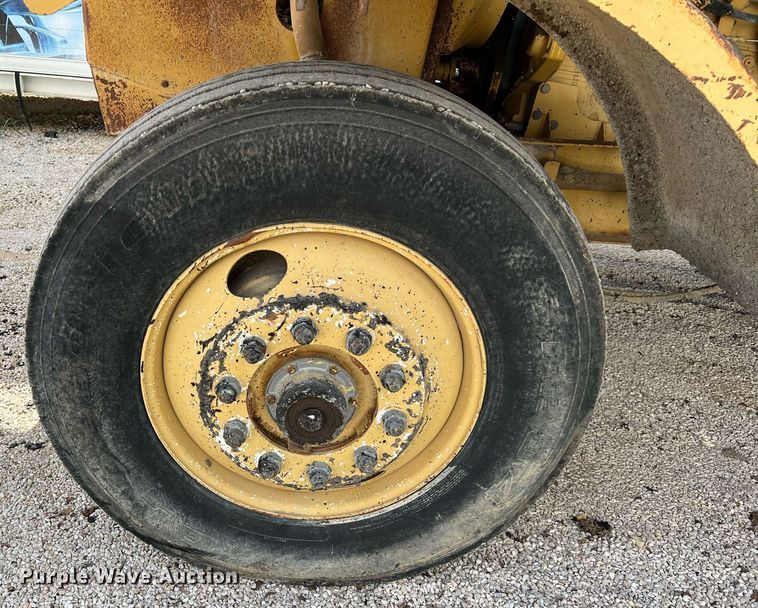 image for item MH9947 Etnyre  chip spreader