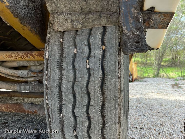 image for item MH9947 Etnyre  chip spreader