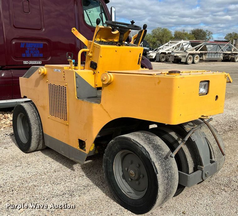 image for item MH9949 Bomag BW3R  pneumatic roller