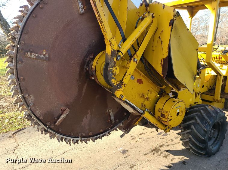 image for item MJ9537 1978 Vermeer M475  rock saw