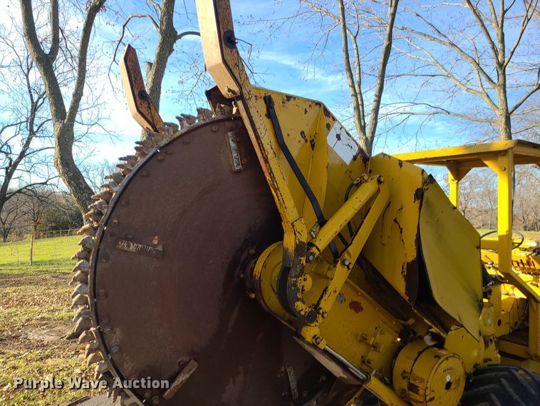 image for item MJ9537 1978 Vermeer M475  rock saw