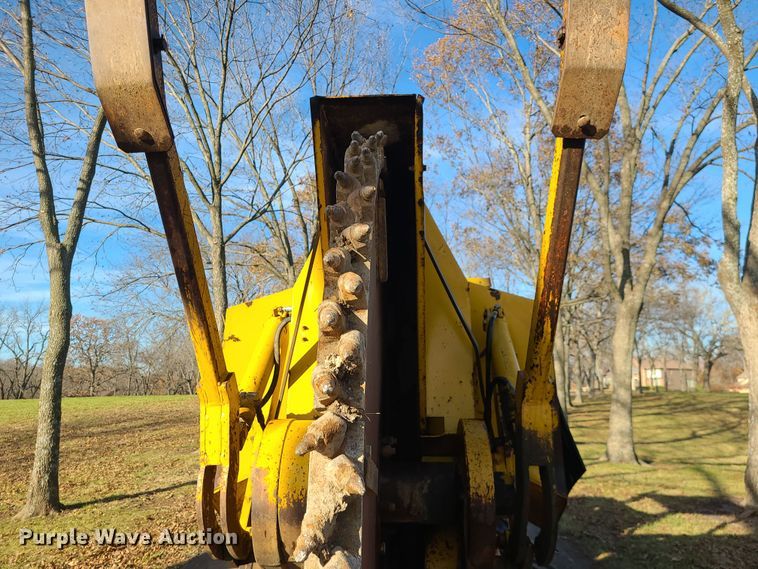 image for item MJ9537 1978 Vermeer M475  rock saw