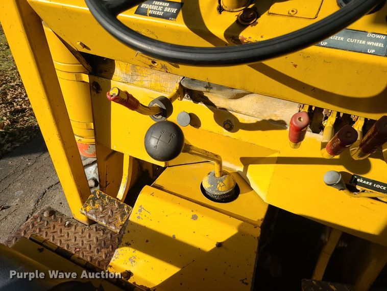 image for item MJ9537 1978 Vermeer M475  rock saw